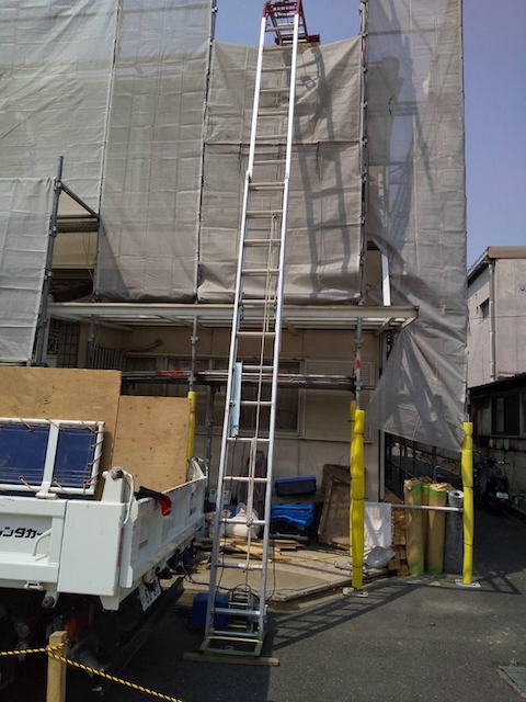 八尾市にて原因箇所不明の雨漏りを葺き替え工事。修理・足場の設置及び屋根材の解体風景